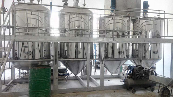 山西日產2噸核桃（táo）油精煉設備安裝現場